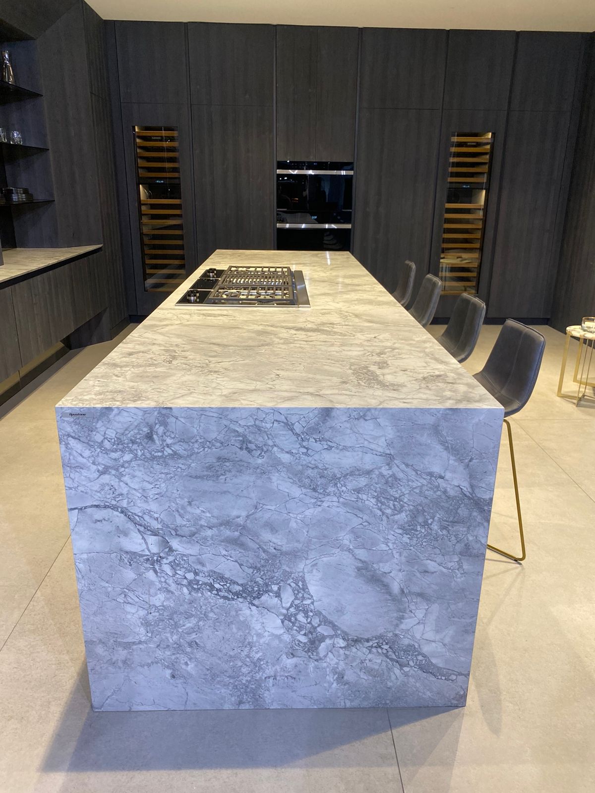 Cuarcita – Silver White — el material en un ambiente