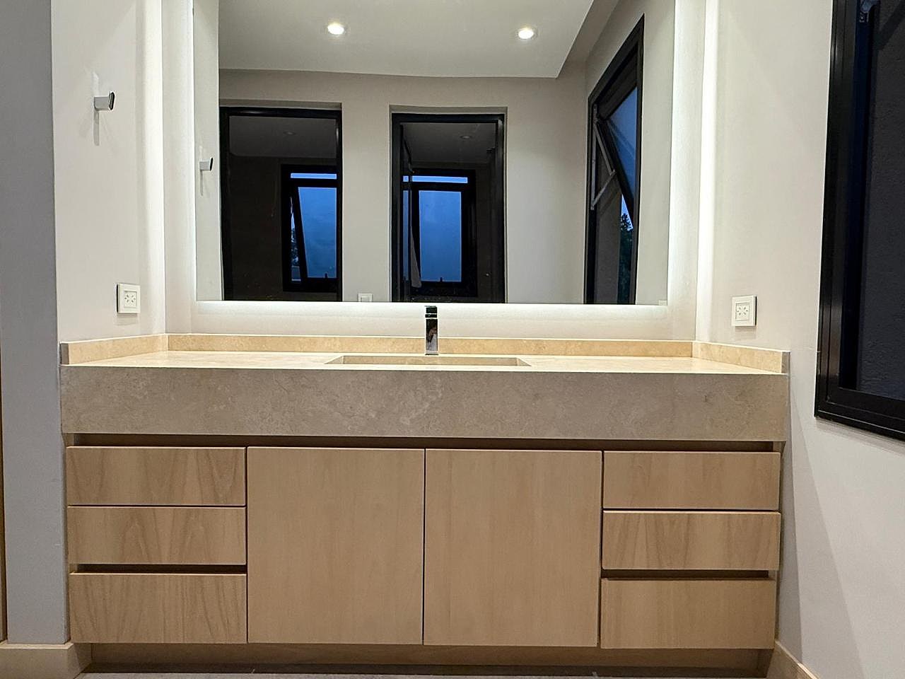 Baños 06 — Travertino