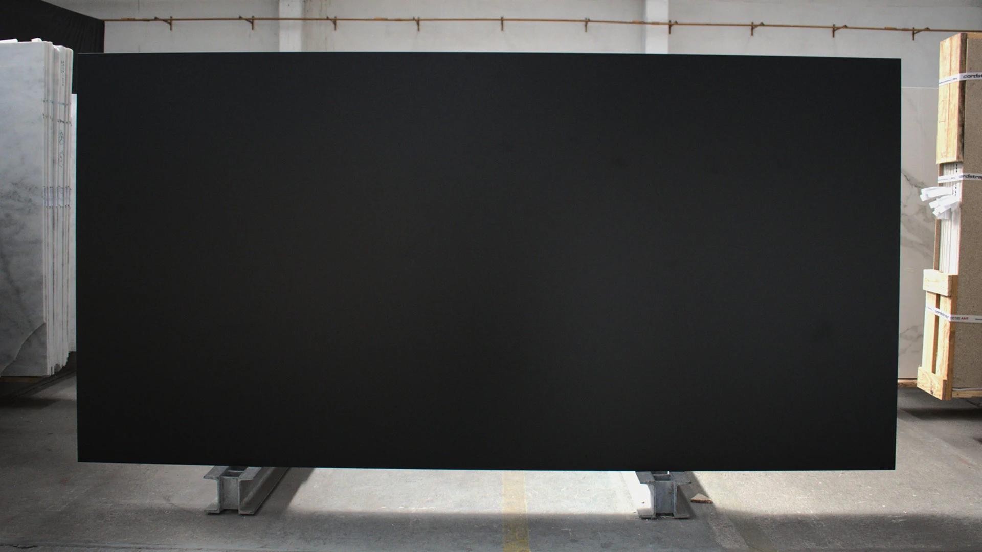 Purastone prima – Absolute Black — el material en un ambiente