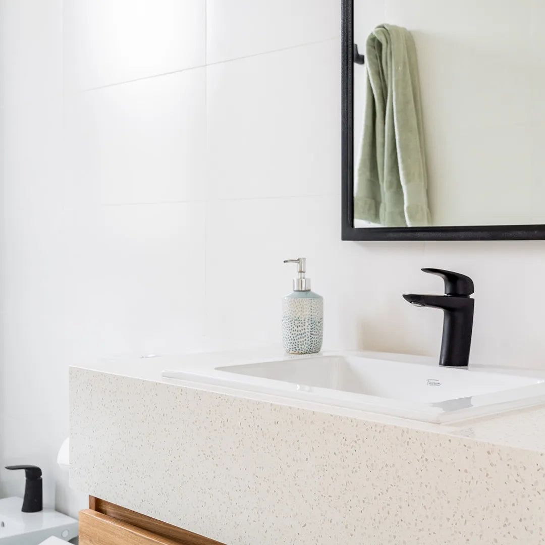 Purastone – Terrazzo White — el material en un ambiente