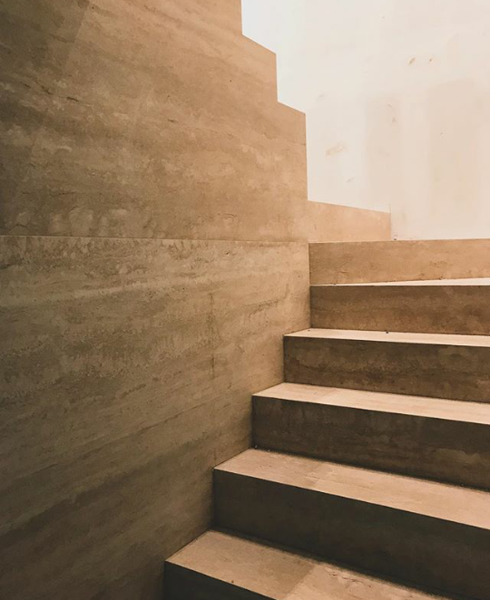 Escaleras 01 — Travertino