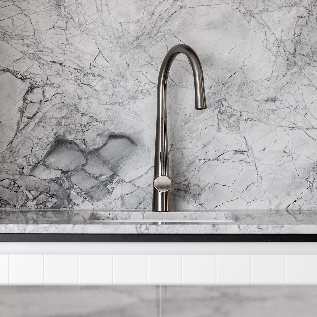 Cuarcita – Silver White — el material en un ambiente