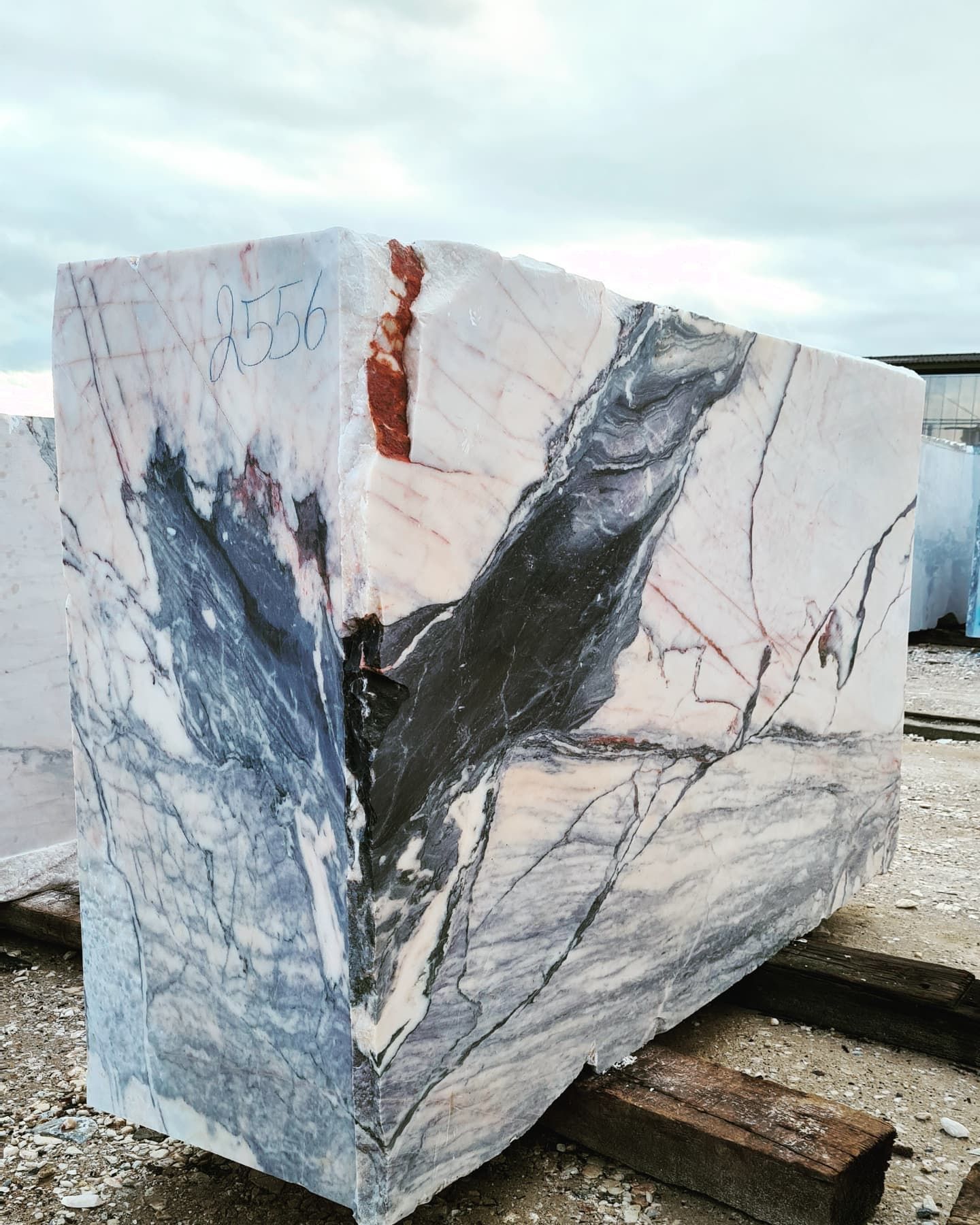 Mármol – Covelano — el material en un ambiente