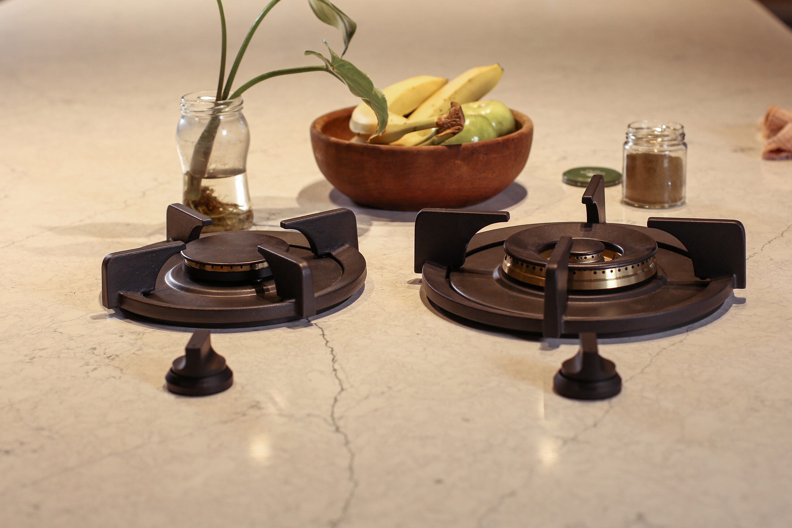 Purastone – Bianco Silver — el material en un ambiente