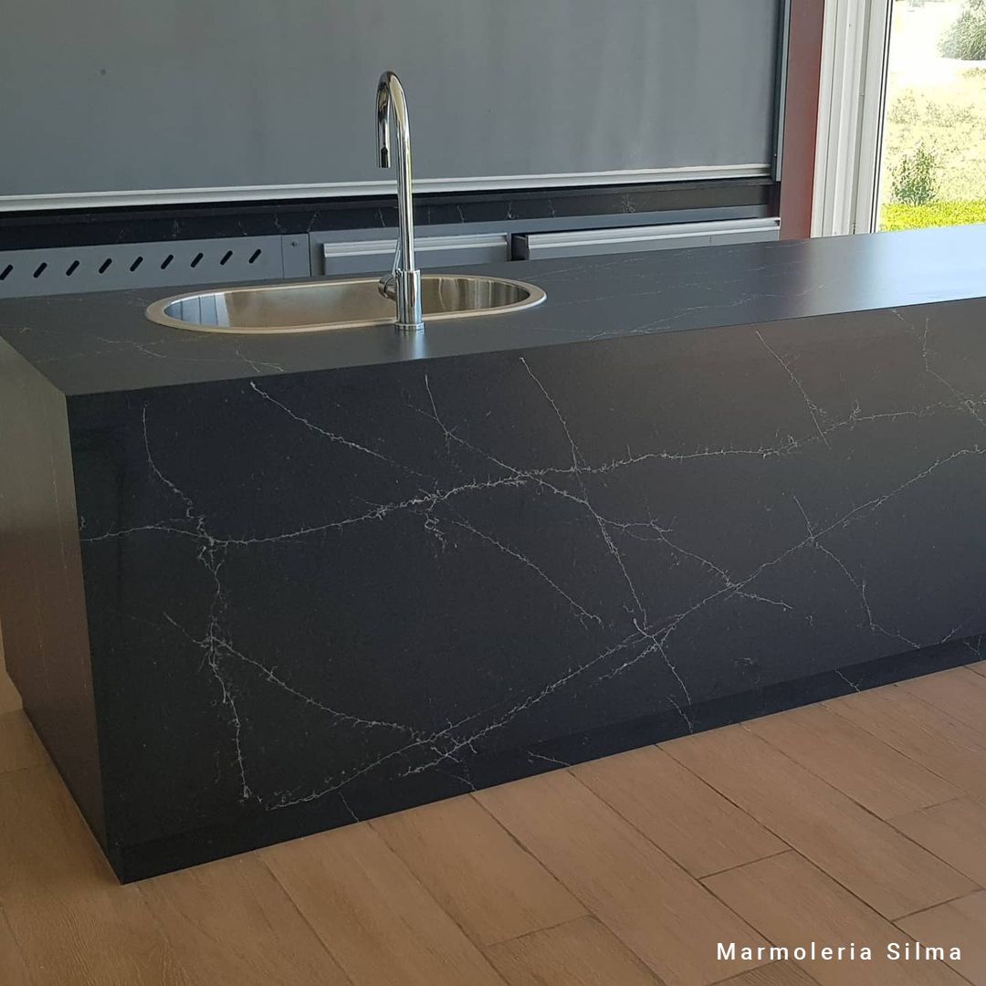 Mármol – Negro Marquina — el material en un ambiente