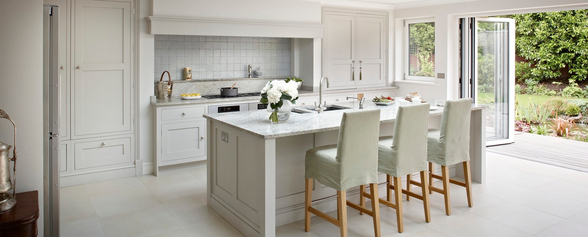 Granito – Kashmir White — el material en un ambiente