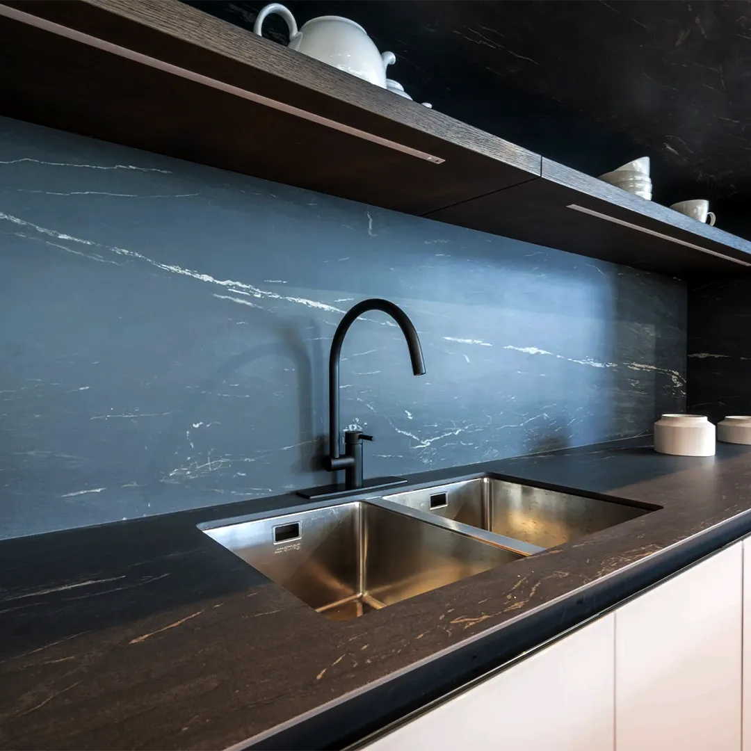 Purastone prima – Titanium Black — el material en un ambiente