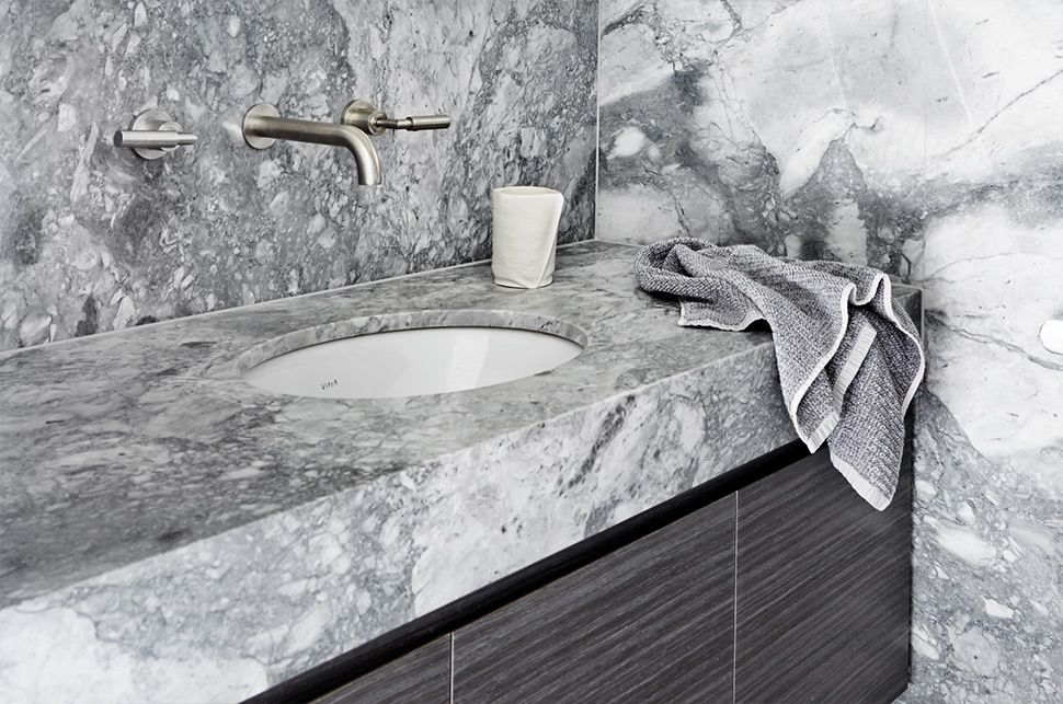 Cuarcita – Silver White — el material en un ambiente