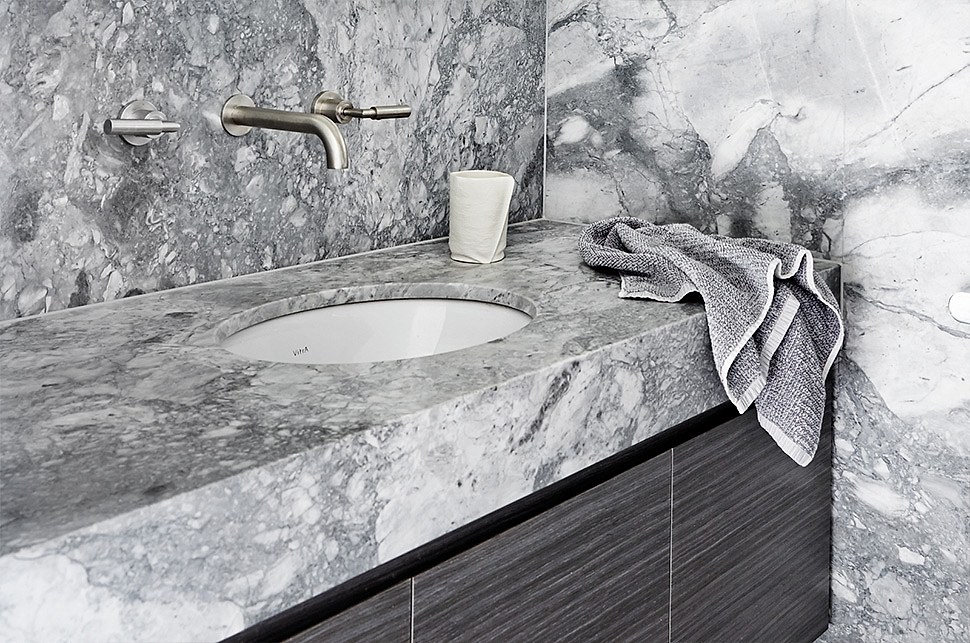 Cuarcita – Silver White — el material en un ambiente