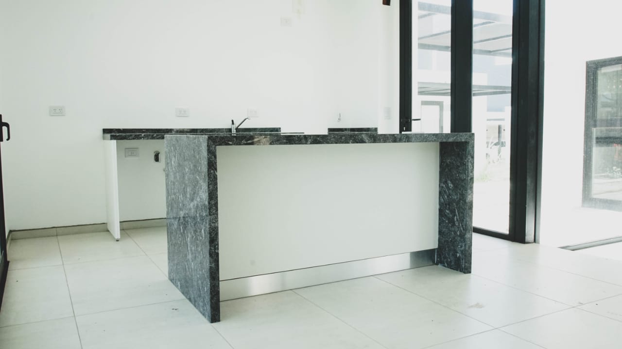 Granito – Rumi Black 20 — el material en un ambiente