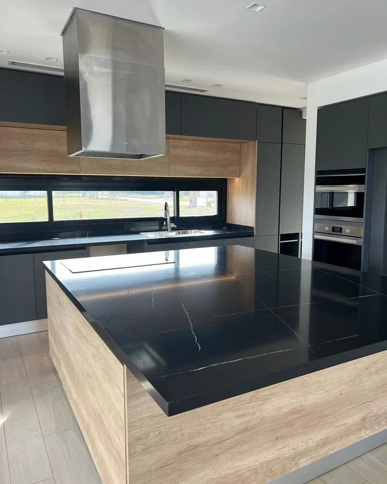 Purastone – Noir — el material en un ambiente