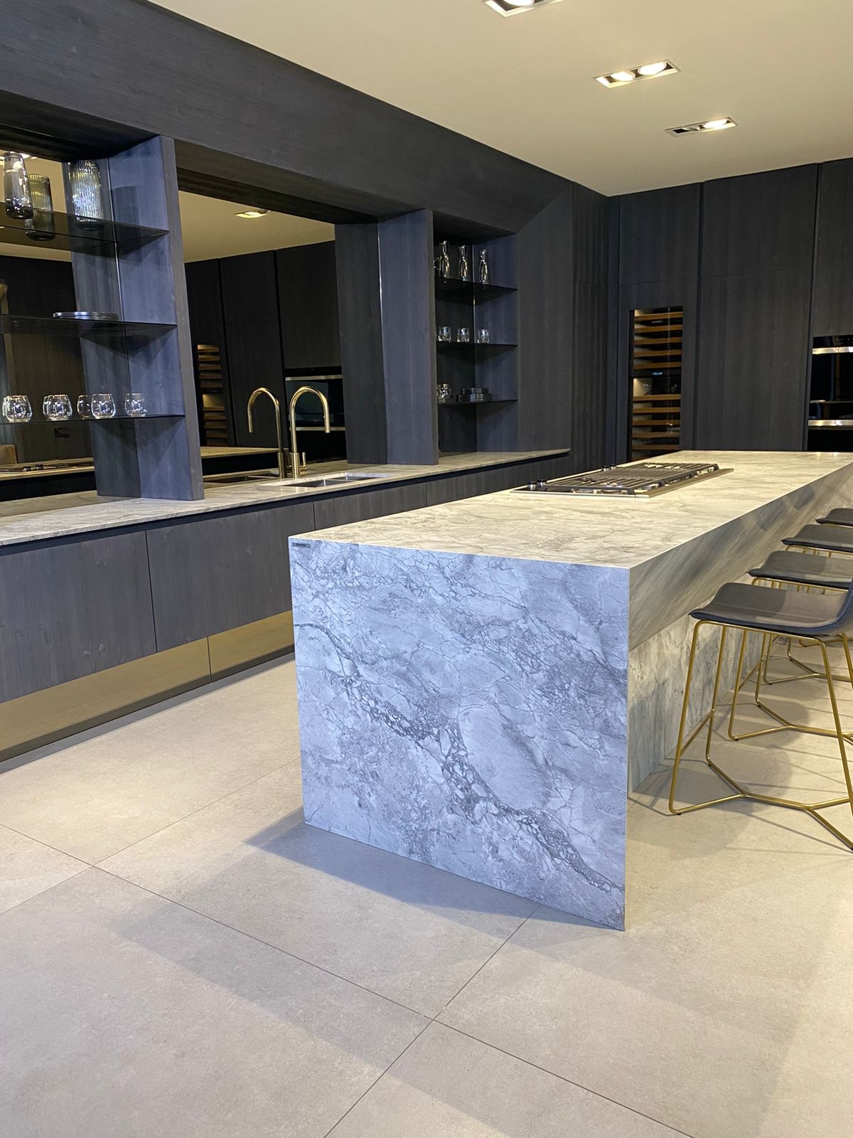 Cuarcita – Silver White — el material en un ambiente