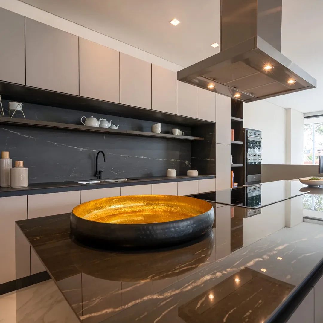 Purastone prima – Titanium Black — el material en un ambiente