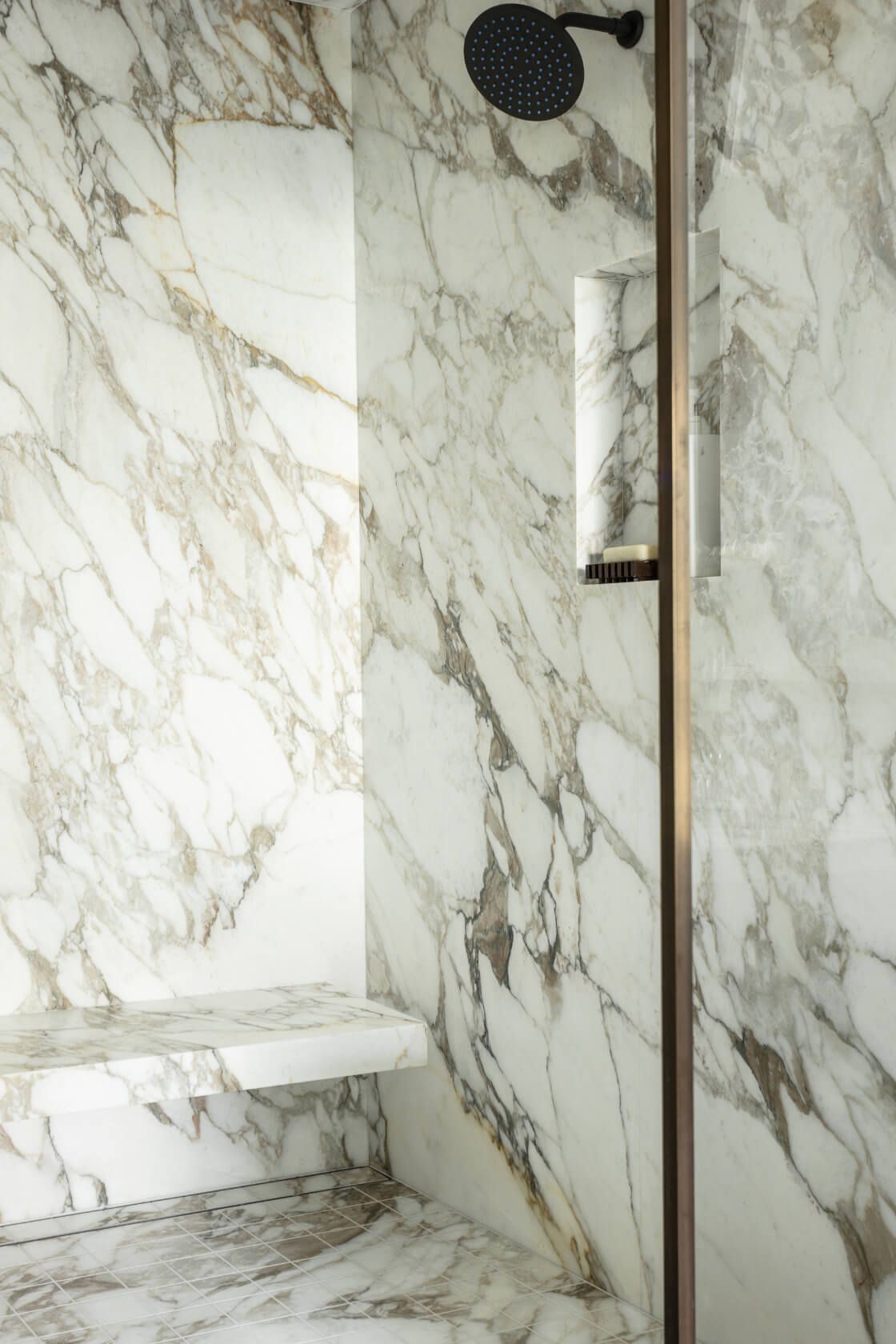 Mármol – Calacatta / Statuario — el material en un ambiente