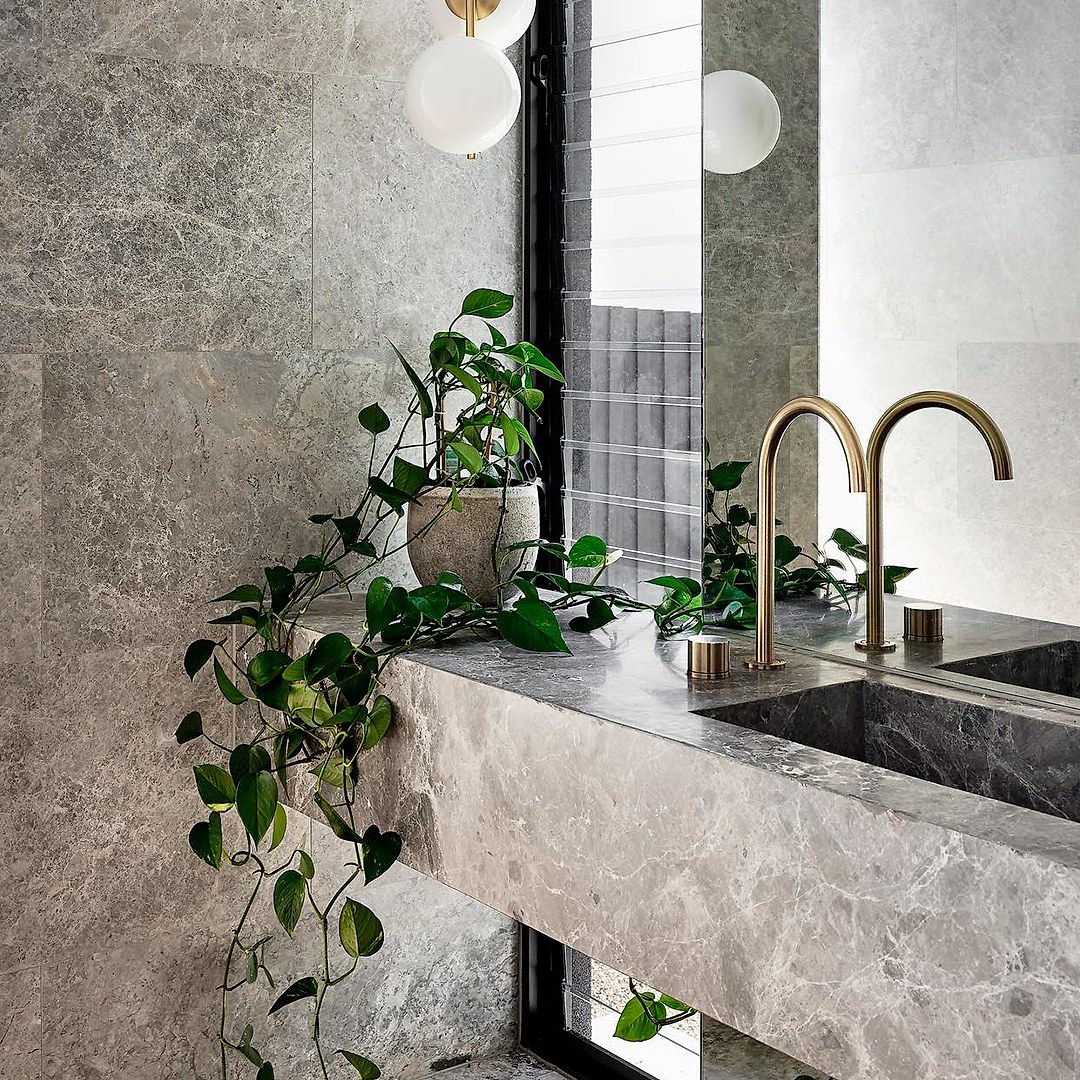 Mármol – Tundra Grey — el material en un ambiente