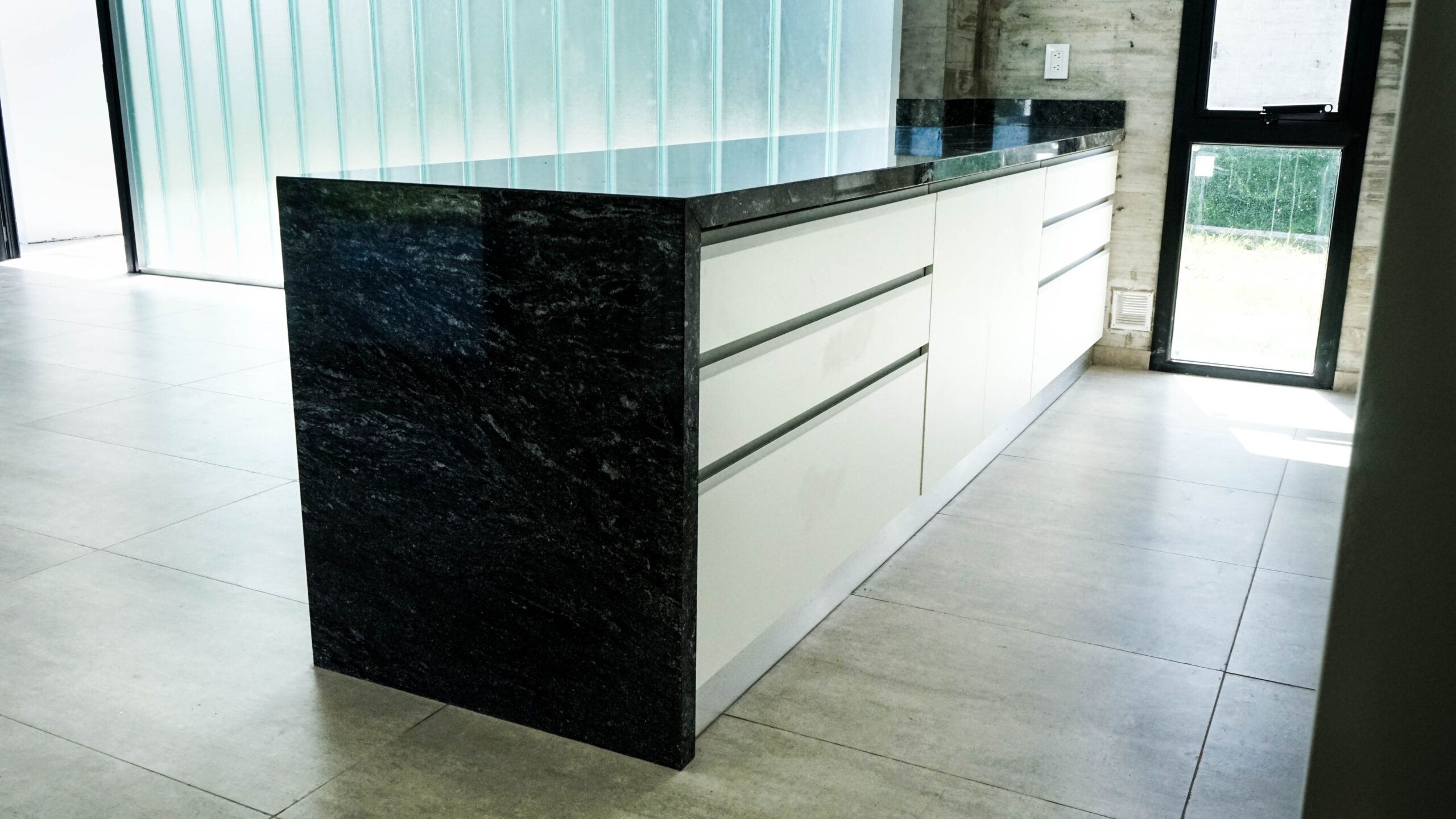 Granito – Negro Boreal — el material en un ambiente