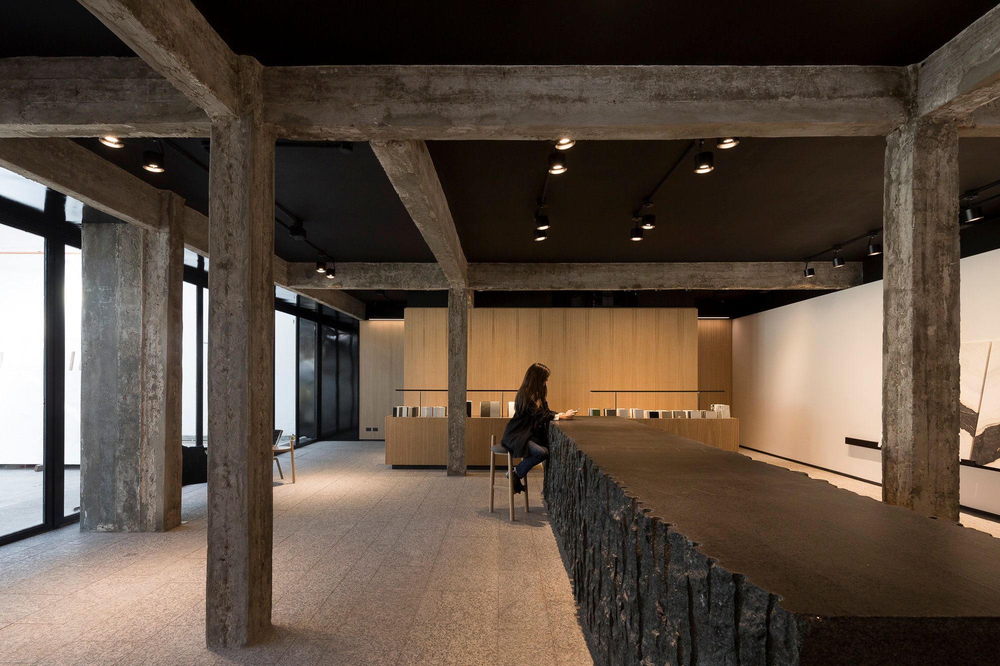Granito – Negro Brasil — el material en un ambiente