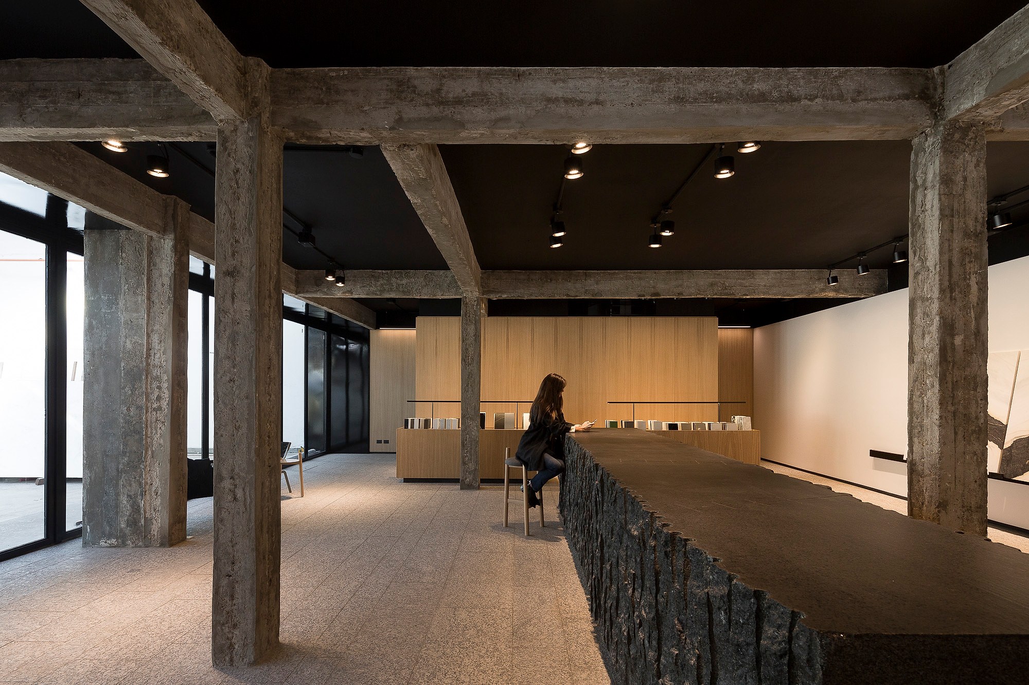 Granito – Negro Brasil — el material en un ambiente