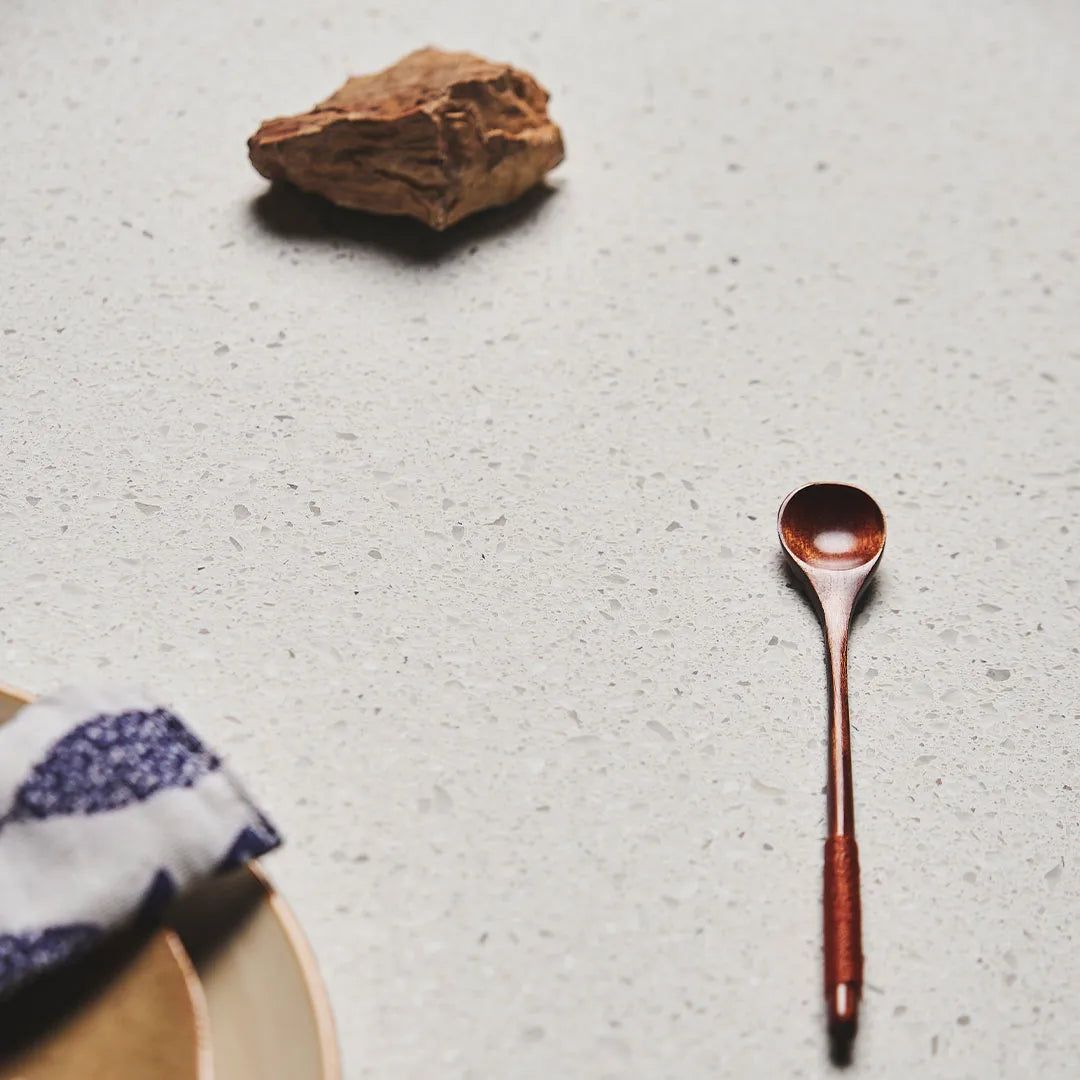 Purastone – Terrazzo White — el material en un ambiente