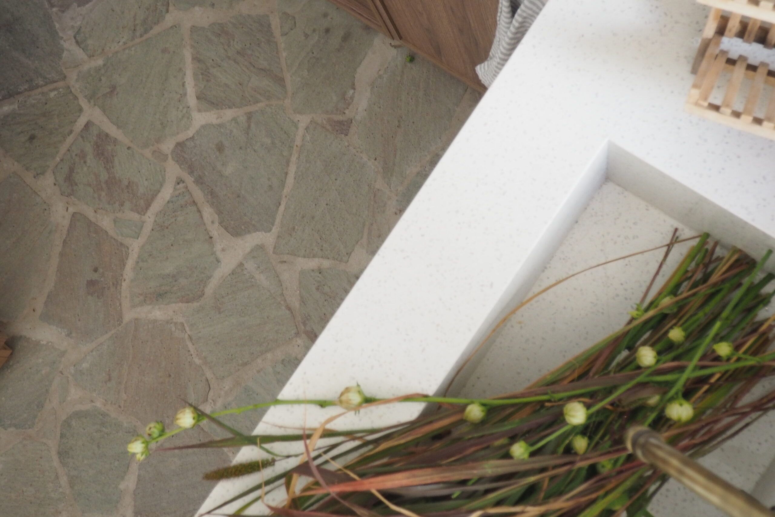 Purastone – Terrazzo White — el material en un ambiente