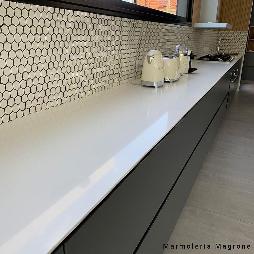 Purastone – Blanco Icon — el material en un ambiente