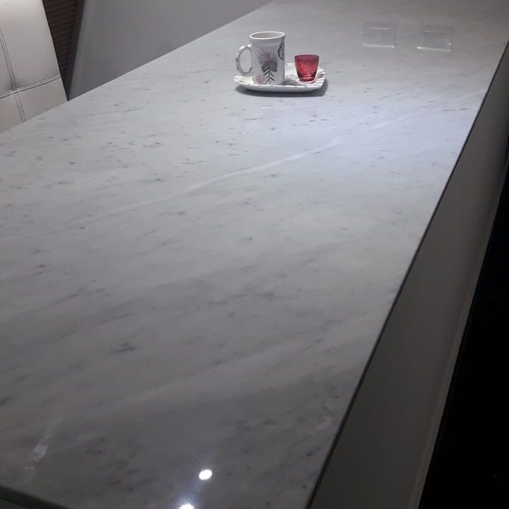 Mármol – Blanco Carrara — el material en un ambiente