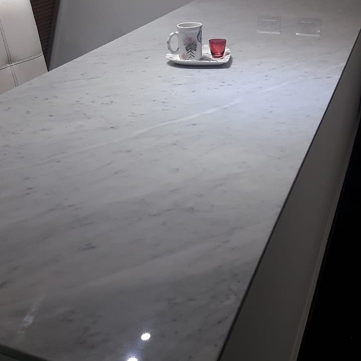 Mármol – Blanco Carrara — el material en un ambiente