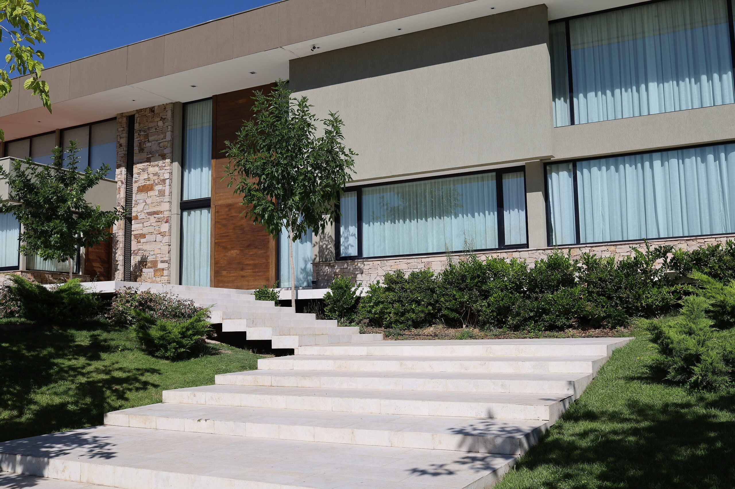 Escaleras 01 — Travertino