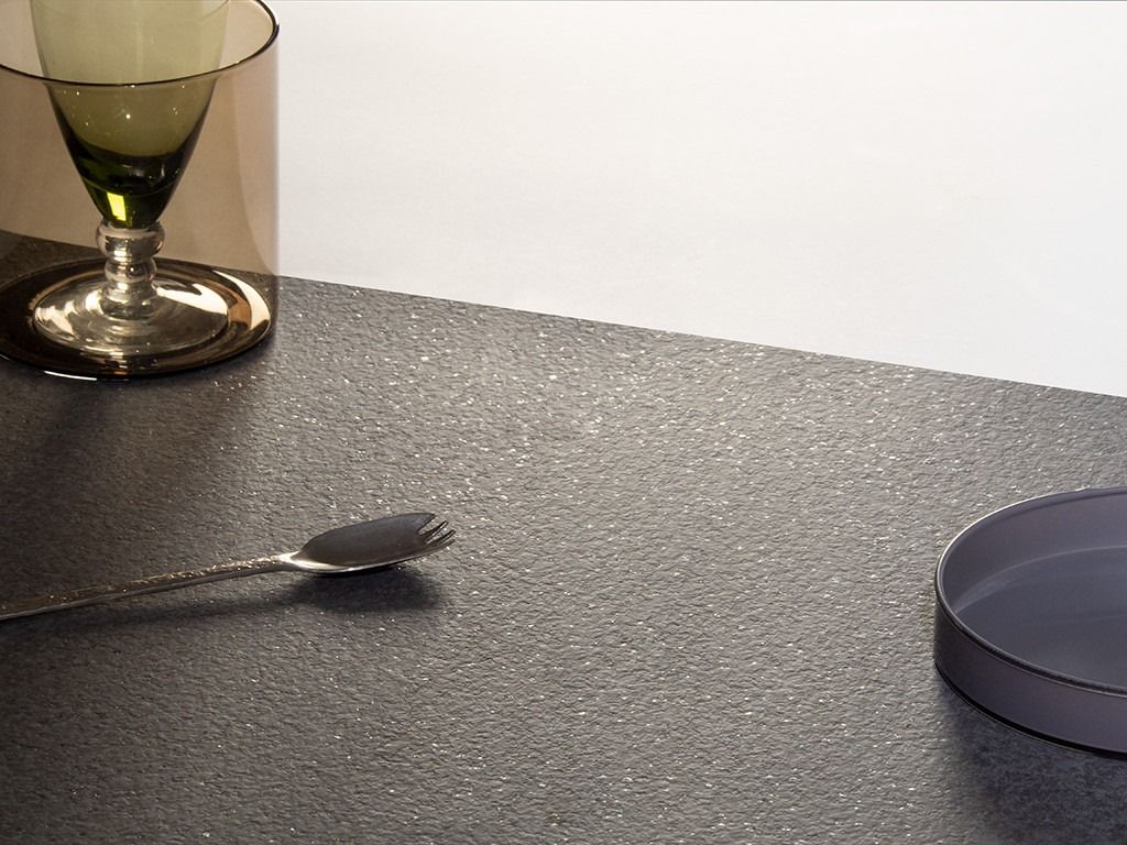 Granito – Negro Brasil — el material en un ambiente