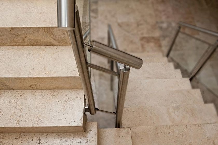 Escaleras 04 — Travertino