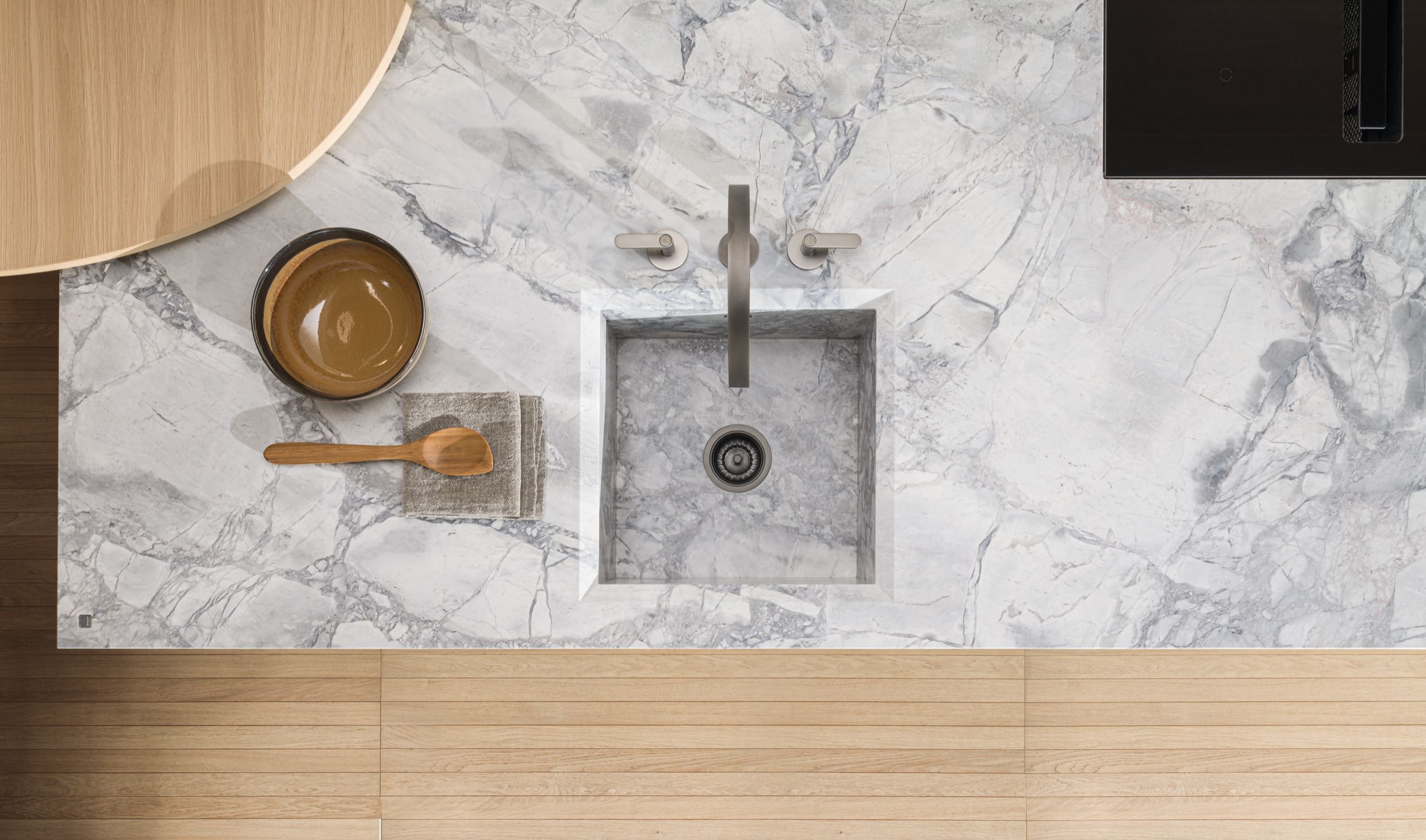 Cuarcita – Silver White — el material en un ambiente