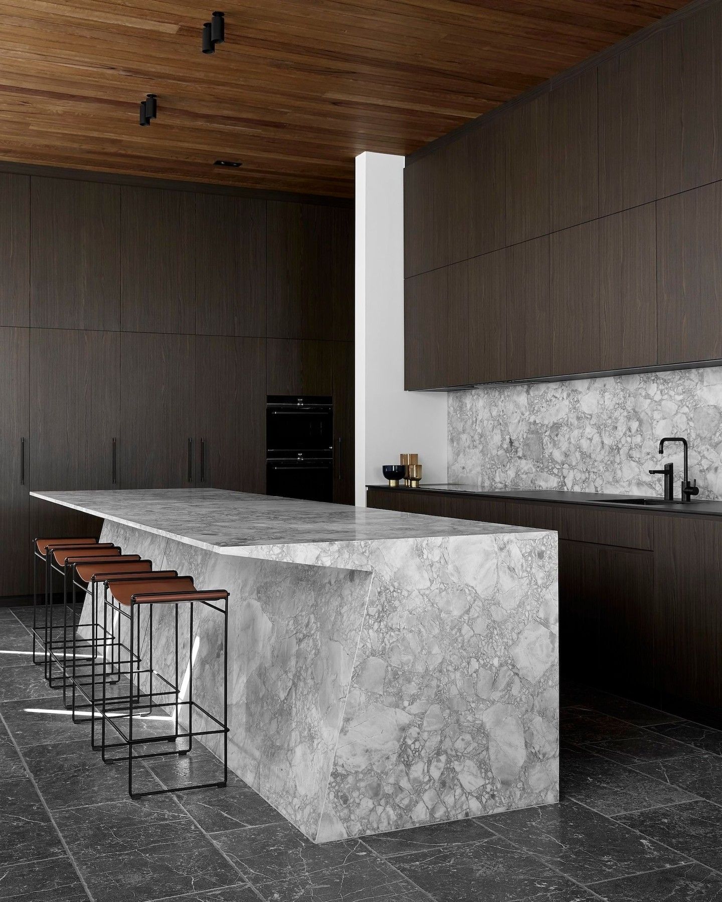 Cuarcita – Silver White — el material en un ambiente