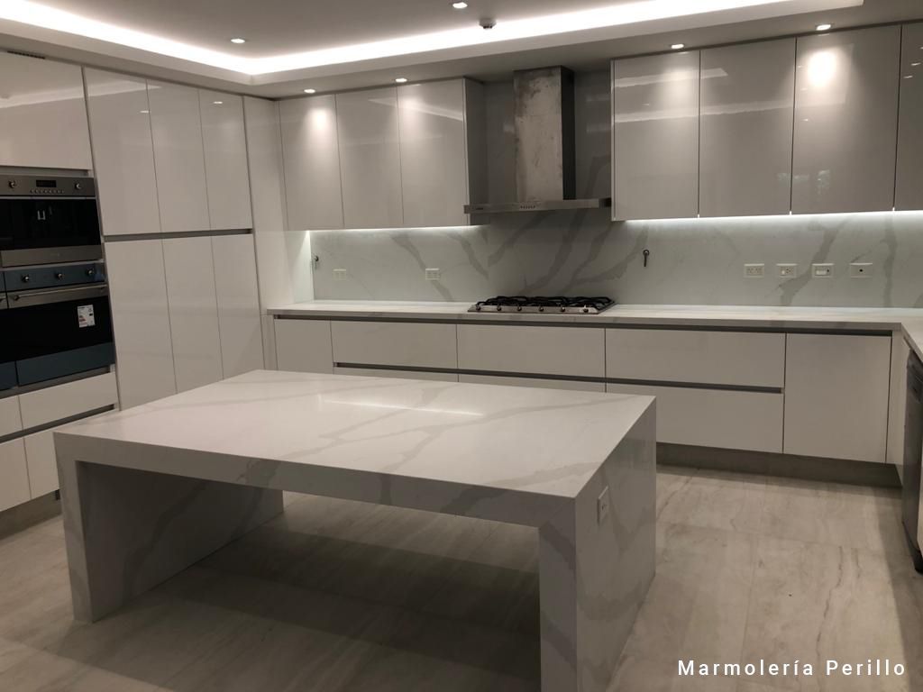 Purastone – Calacatta Gold — el material en un ambiente
