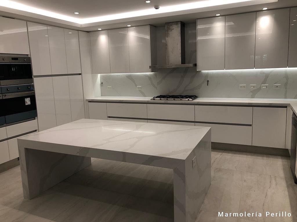 Purastone – Calacatta Gold — el material en un ambiente