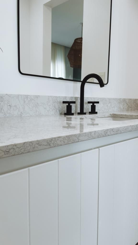 Purastone – Bianco Silver — el material en un ambiente