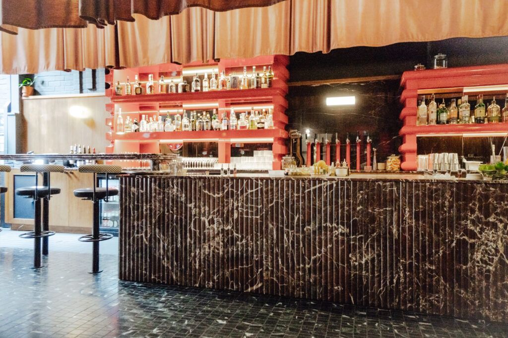 Mármol – Rosso Levanto Turco — el material en un ambiente