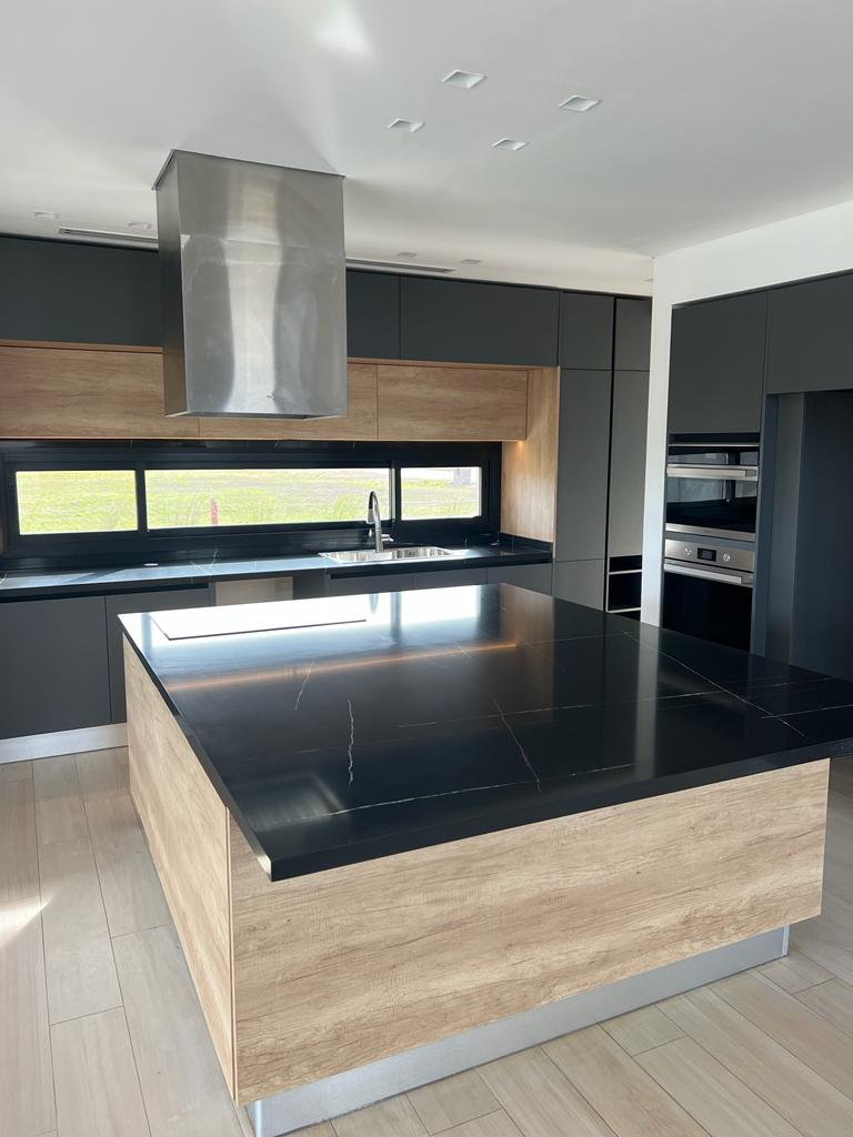 Purastone – Noir — el material en un ambiente