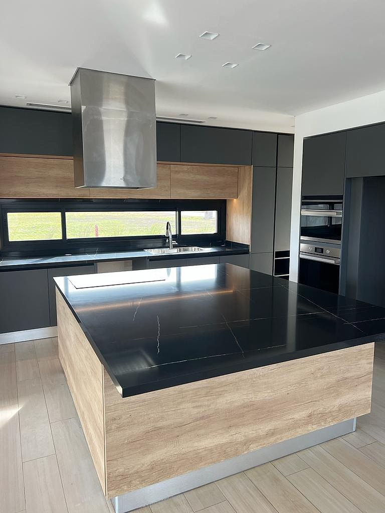 Purastone – Noir — el material en un ambiente