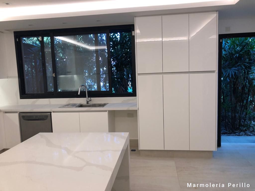 Purastone – Calacatta Gold — el material en un ambiente
