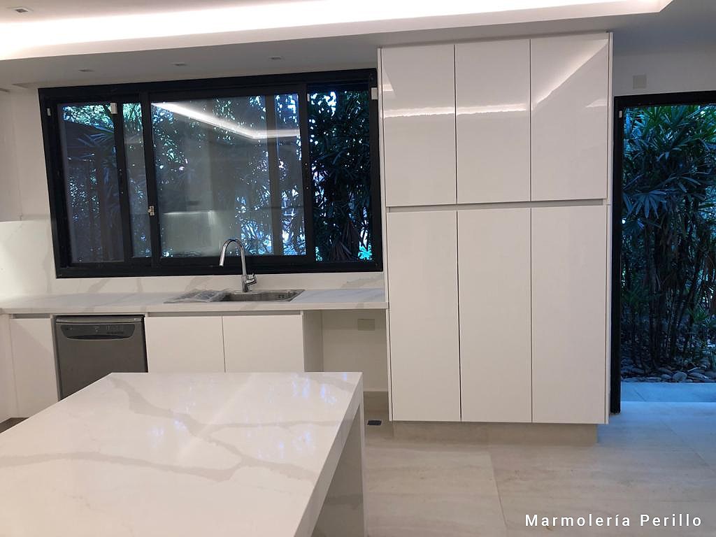 Purastone – Calacatta Gold — el material en un ambiente