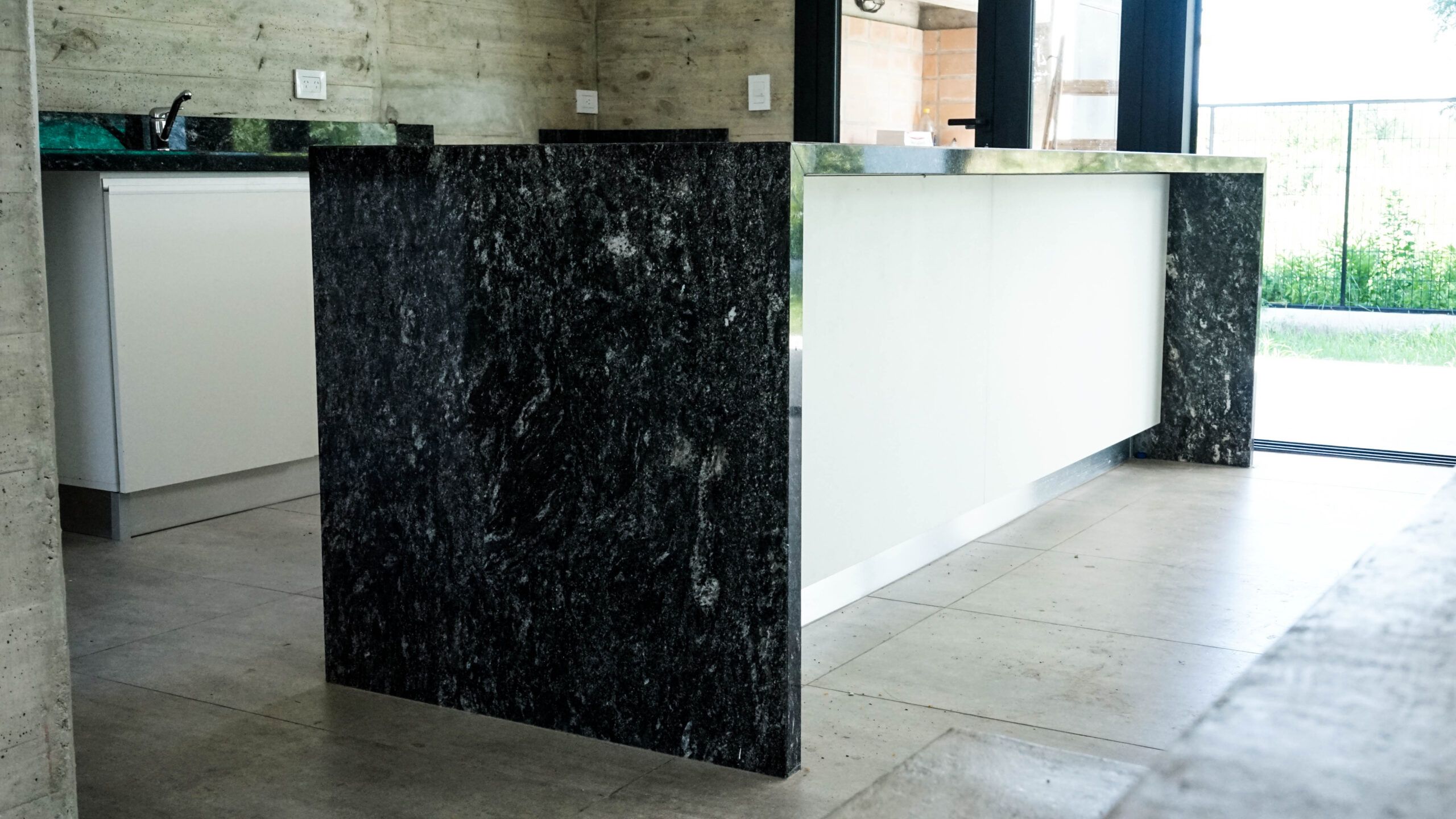 Granito – Negro Boreal — el material en un ambiente