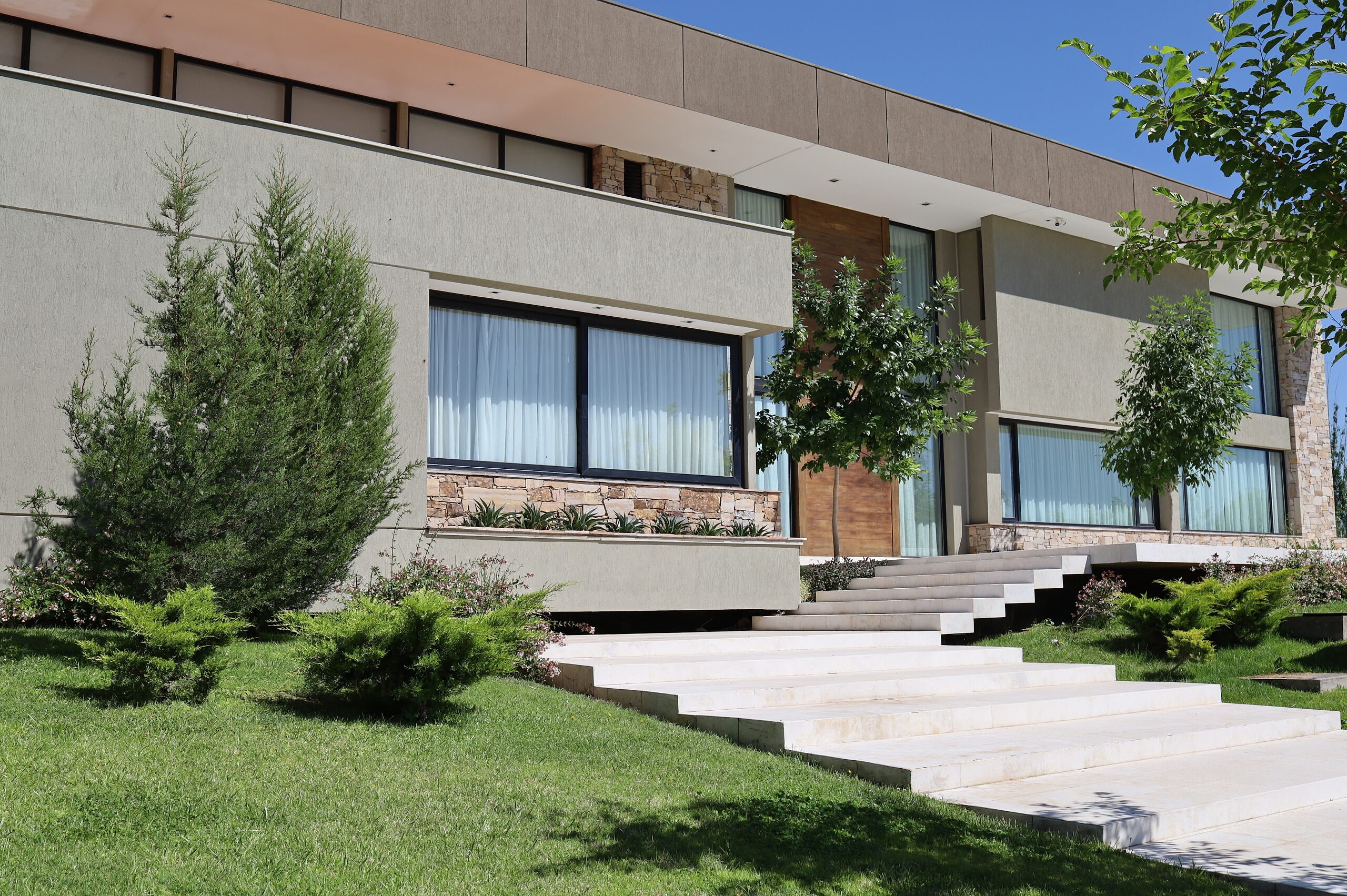 Escaleras 01 — Travertino