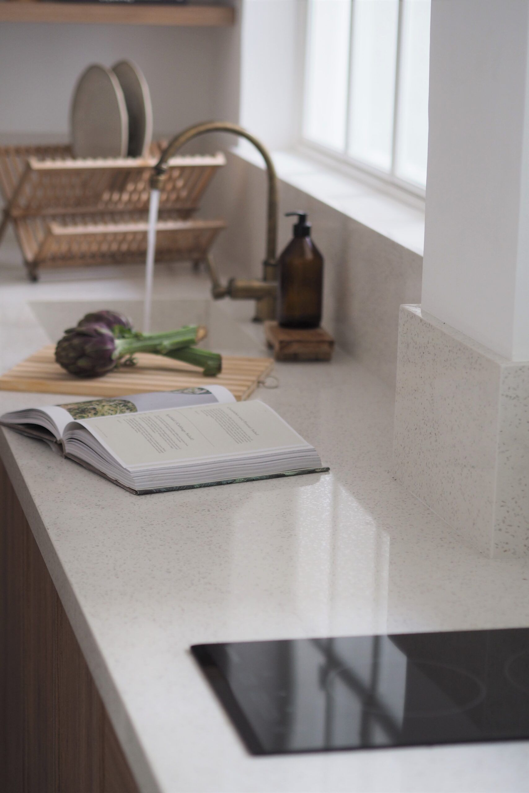 Purastone – Terrazzo White — el material en un ambiente