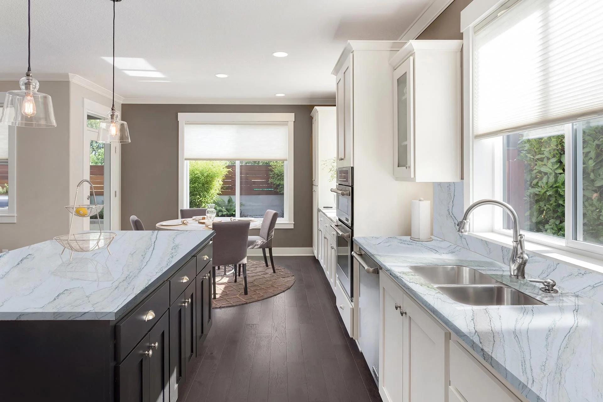 Cuarcita – Calacatta Quartz — el material en un ambiente