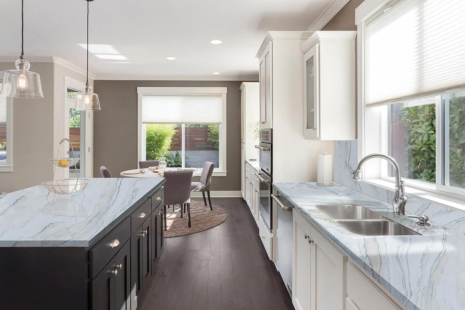 Cuarcita – Calacatta Quartz — el material en un ambiente