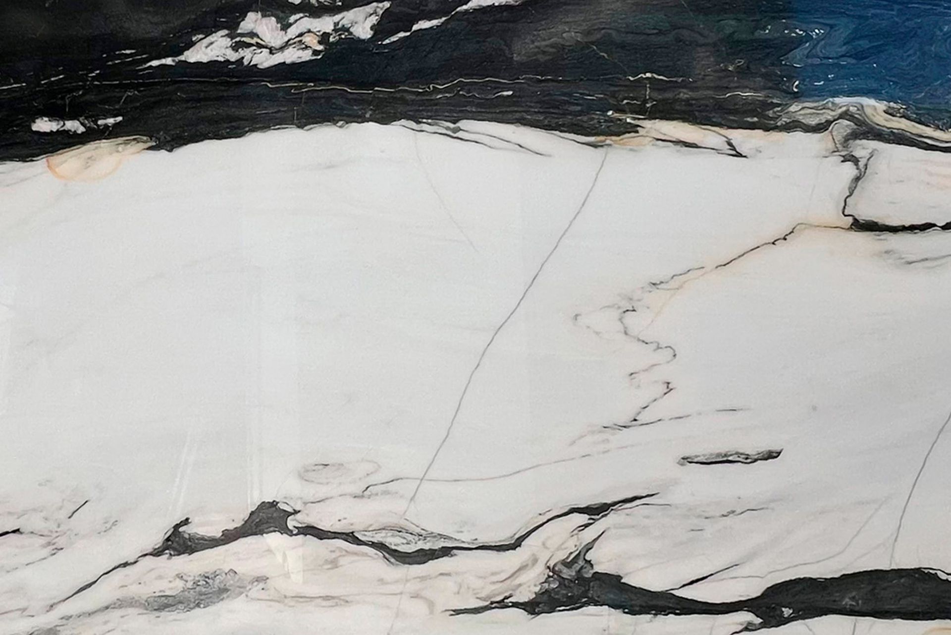 Mármol – Covelano — el material en un ambiente