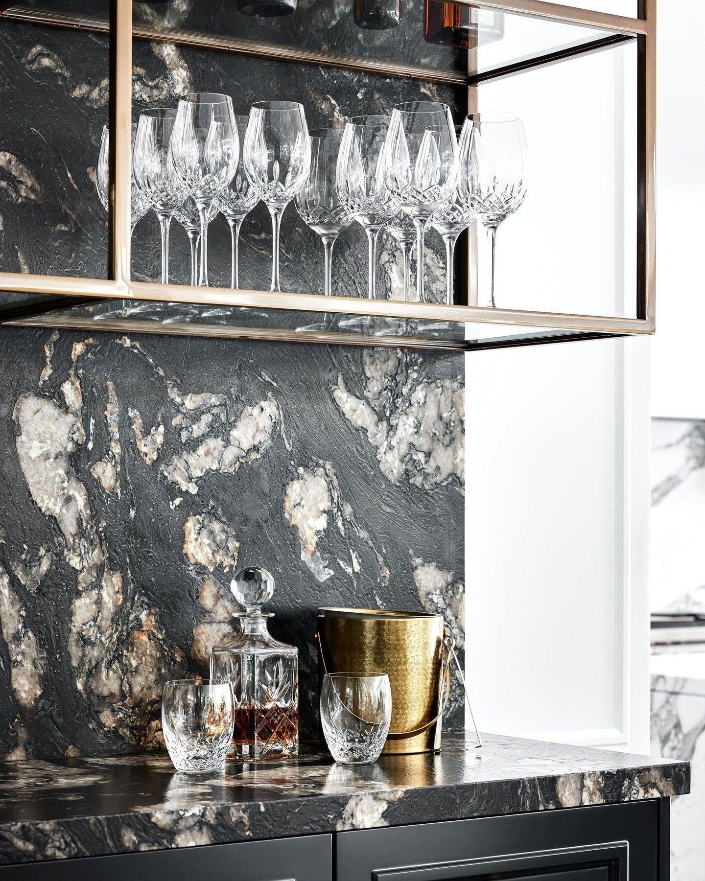 Granito – Titanium — el material en un ambiente