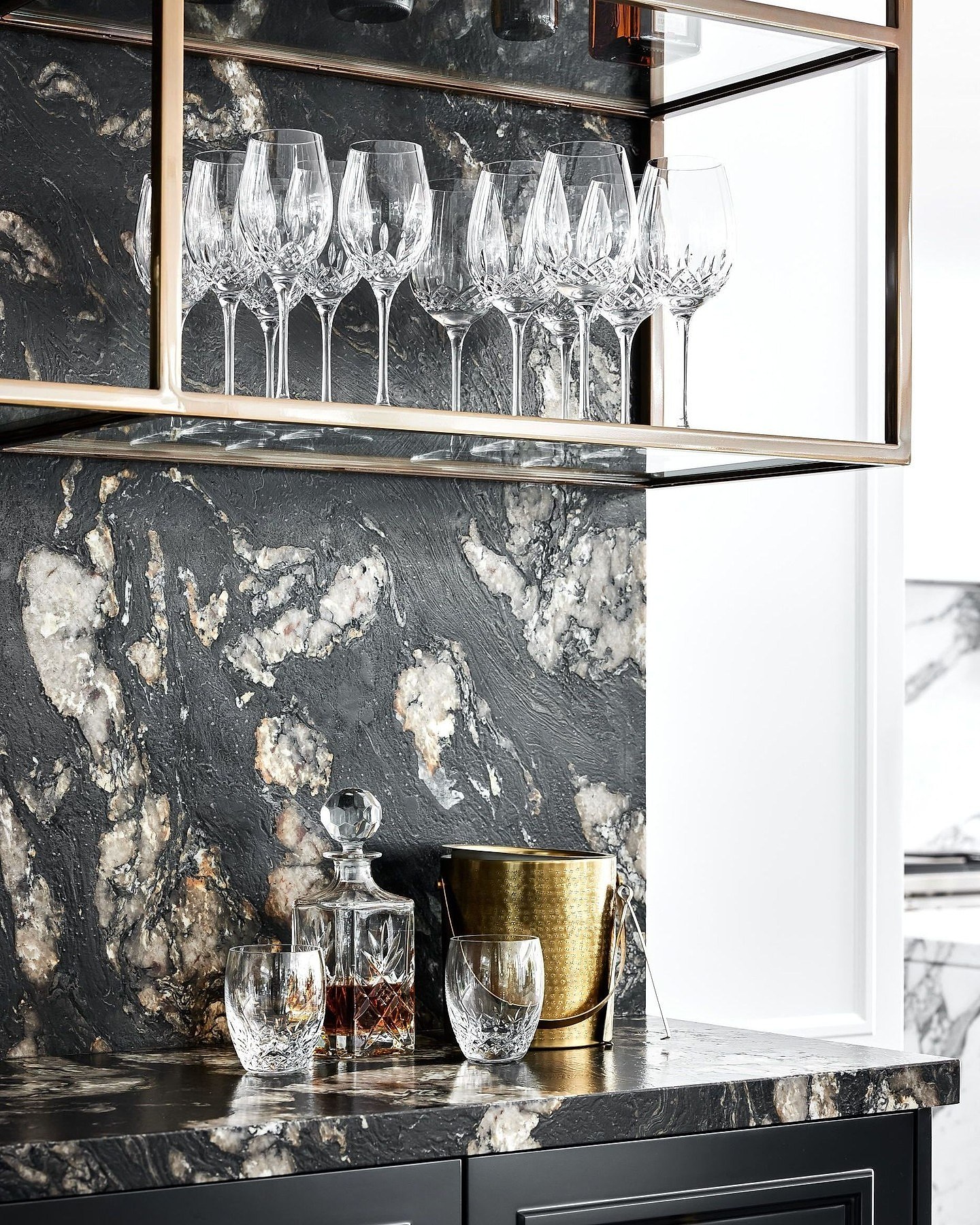 Granito – Titanium — el material en un ambiente