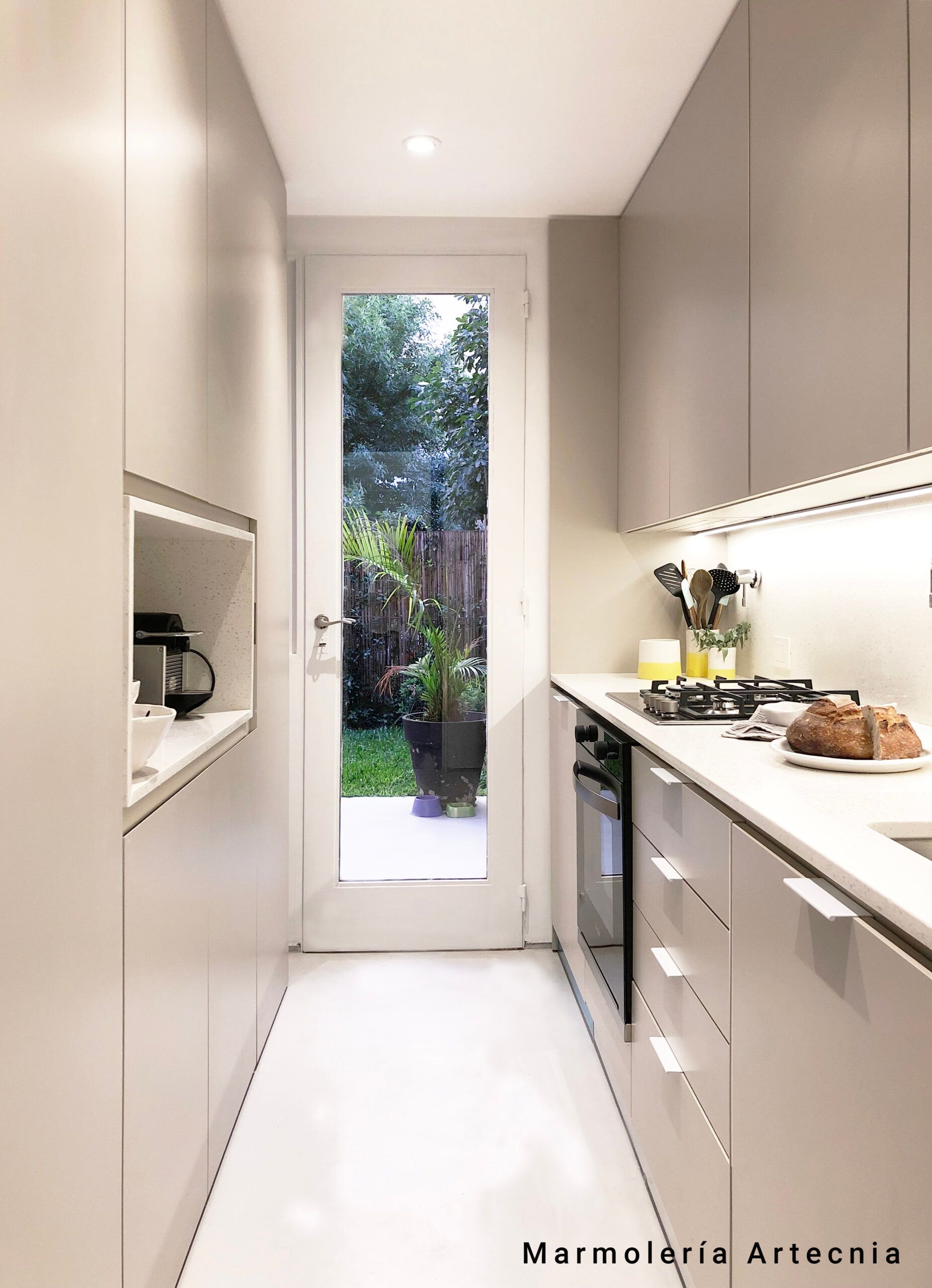 Purastone – Terrazzo White — el material en un ambiente