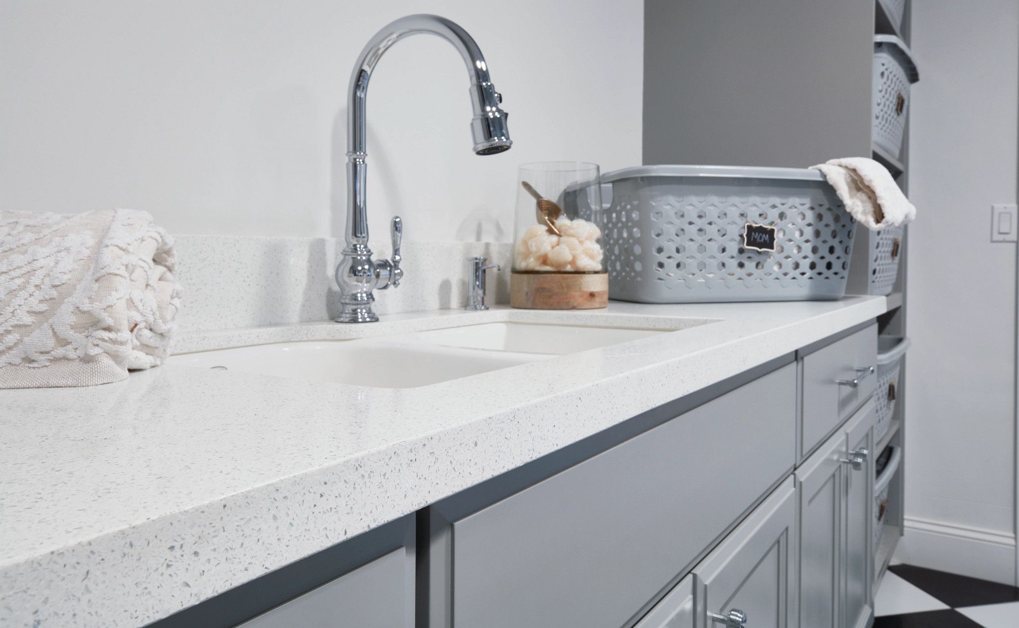 Purastone – Blanco Glitter — el material en un ambiente